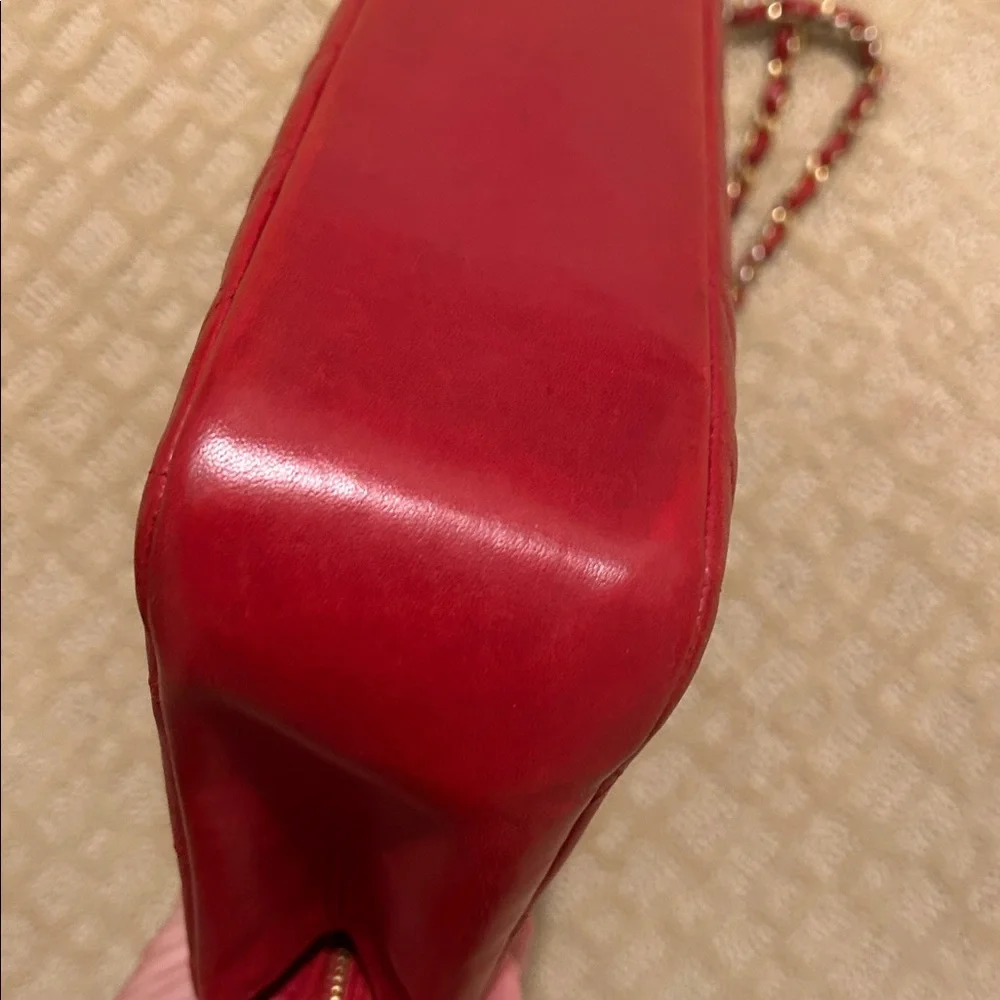 CHANEL Red Quilted Leather Shoulder Bag with Gold Chain